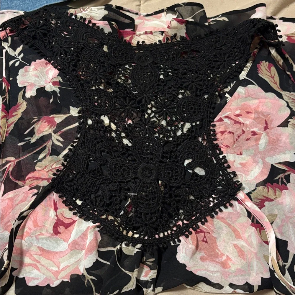 women’s floral blouse - Picture 2 of 3
